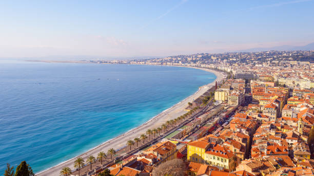 belle ville promenade plage et mer méditerranée france - city of nice photos et images de collection