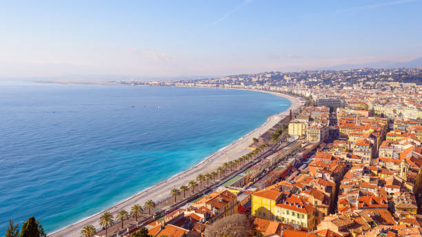 bela cidade passeio praia e mar mediterrâneo frança - city of nice france beach panoramic - fotografias e filmes do acervo
