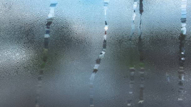 regenwasser tropfen textur am fenster glas milchglas auf dem glas - etched glass windows stock-fotos und bilder