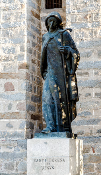 estátua de st. teresa em avila spain - saint therese church - fotografias e filmes do acervo