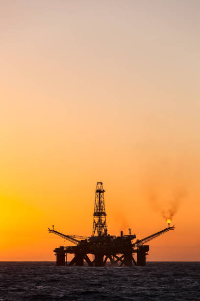 jack offshore com plataforma no meio do mar em tempo de sol - oil pumping unit at sunset time - fotografias e filmes do acervo