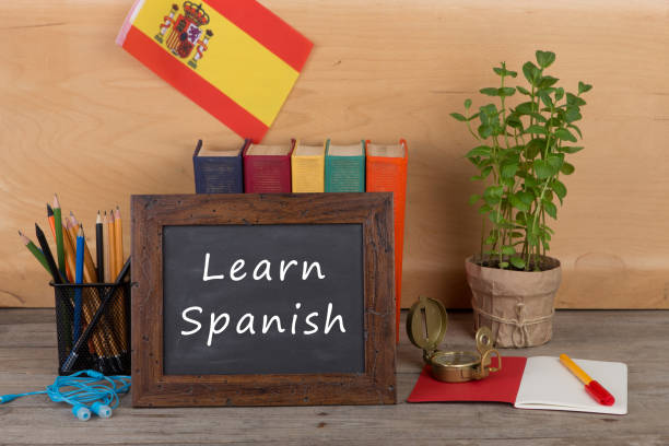 「スペイン語を学ぶ!」、スペイン旗のテキストとともに黒板 - text talking translation learning ストックフォトと画像