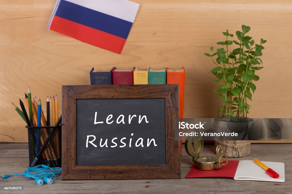 pizarra con el texto "Aprende ruso!", bandera de la Rusia - Foto de stock de Ruso - Idioma libre de derechos