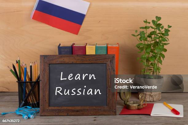 Pizarra Con El Texto Aprende Ruso Bandera De La Rusia Foto de stock y más banco de imágenes de Ruso - Idioma