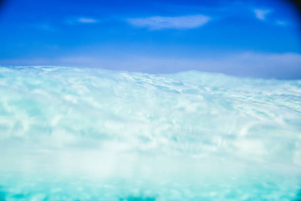 ci-dessus et l’eau de mer belowe - horizon over water horizontal surface level viewpoint photos et images de collection