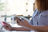 frauenh%C3%A4nde-halten-kreditkarte-und-mit-handy-smartphone-f%C3%BCr-online-shopping.jpg?b=1&s=170x170&k=20&c=TxrPWCI0-mjmJDXtnlfeC2S_kYnMTgghzpU6VExYpso=