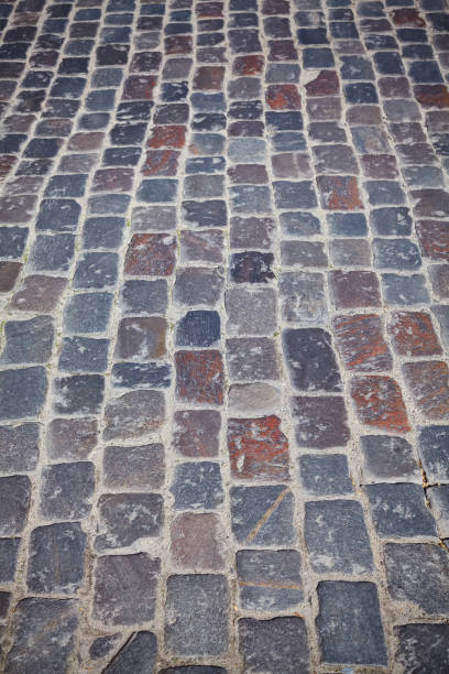 photo d’une vieille rue pavée. - paving stone cobblestone road old photos et images de collection