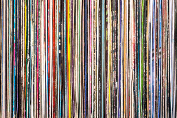 pilha de velhos discos de vinil. - grunge paper audio - fotografias e filmes do acervo