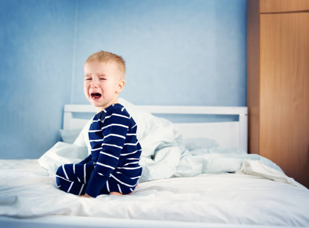 verträumte junge saß im bett - spooky shouting fear screaming stock-fotos und bilder