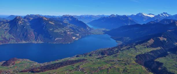 thunersee e montanhas no bernese oberland - interlaken lake brienz switzerland - fotografias e filmes do acervo