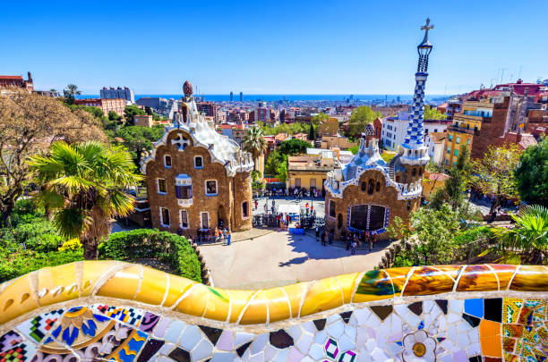 parc guell 안토니 가우디 바르셀로나 모자이크 은행 벤치 - ornamental garden cathedral church formal garden 뉴스 사진 이미지