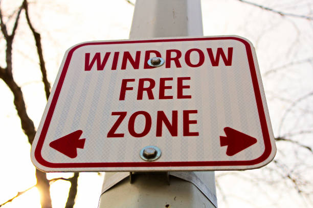 istock Windrow free zone sign in the city 667485348