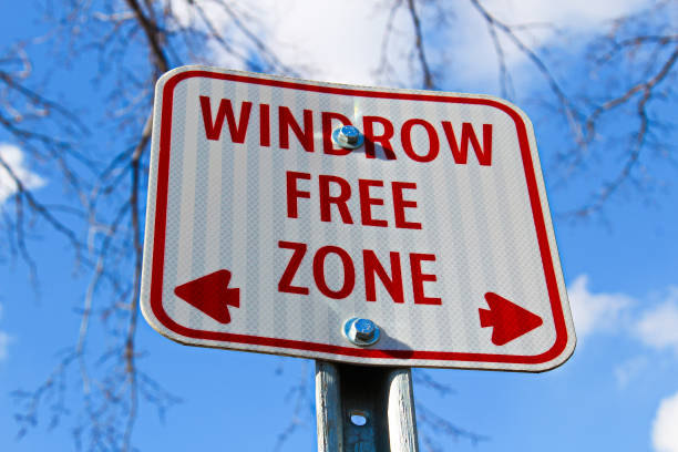 istock Windrow free zone sign in the city 667485552