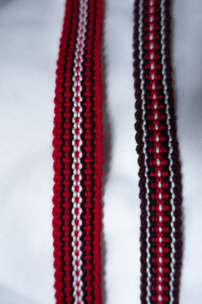 赤、紫、黒と白の民族パターンと 2 つの狭い不織布テープ - cordon tape ストックフォトと画像