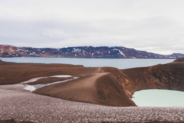 vista do vulcão gigante islandês askja com dois lagos de crateras, islândia - grímsvötn - fotografias e filmes do acervo