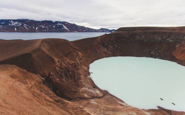 アイスランドの巨大火山アスケジャの2つのクレーター湖、アイスランドの眺め - grímsvötn ストックフォトと画像