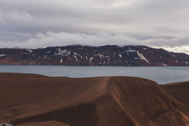 vista do vulcão gigante islandês askja com dois lagos de crateras, islândia - grímsvötn - fotografias e filmes do acervo