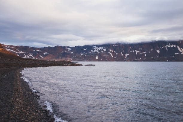 vista do vulcão gigante islandês askja com dois lagos de crateras, islândia - grímsvötn - fotografias e filmes do acervo