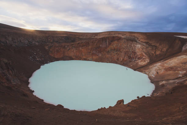 vista do vulcão gigante islandês askja com dois lagos de crateras, islândia - grímsvötn - fotografias e filmes do acervo