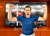 euphorischen-mann-beobachtet-sport-im-fernsehen.jpg?b=1&s=170x170&k=20&c=gtBSZorKv1vv_PPgiLwzwfwlVONDUsvahkrX7f30BKY=