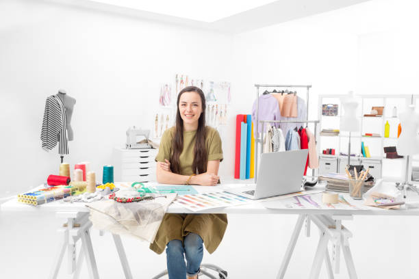 istock saleswoman wating for customers 667524758