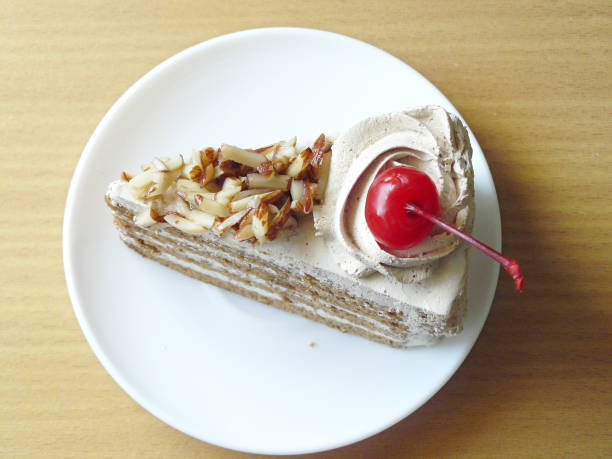 gâteau doux classique d'amande de café - cake dessert birthday cake mousse photos et images de collection