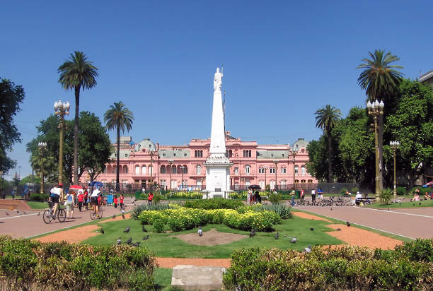 veduta di buenos aires pink house, l'ufficio del presidente argentino - argentinian culture foto e immagini stock