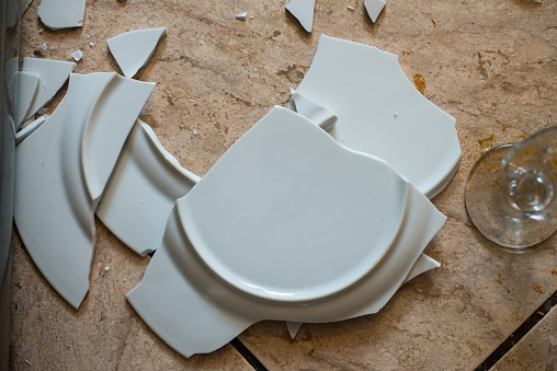platos rotos en el piso de cerca photo