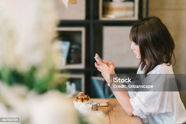 Hermosa Chica Con Smartphone En Café Con Tostada De Chocolate Helado Y Jarabe De Leche Postre De Café Y Moderno Concepto De Tecnología Informal Estilo De Vida O Teléfono Móvil Con Espacio De Copia Foto de stock y más banco de imágenes de Redes sociales