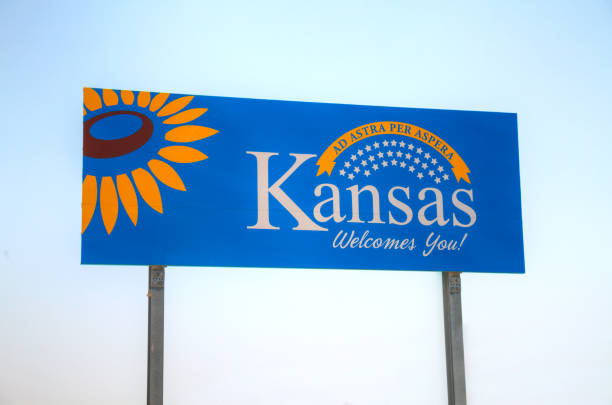 канзас приветствует вас подписать - kansas стоковые фото и изображения