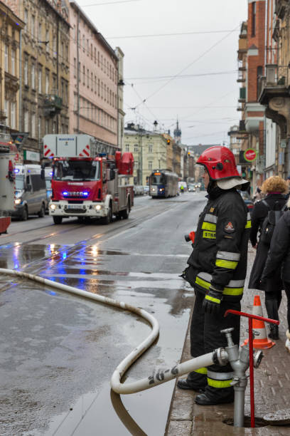 fuego en el centro de cracovia, polonia. - action fire department car men fotografías e imágenes de stock