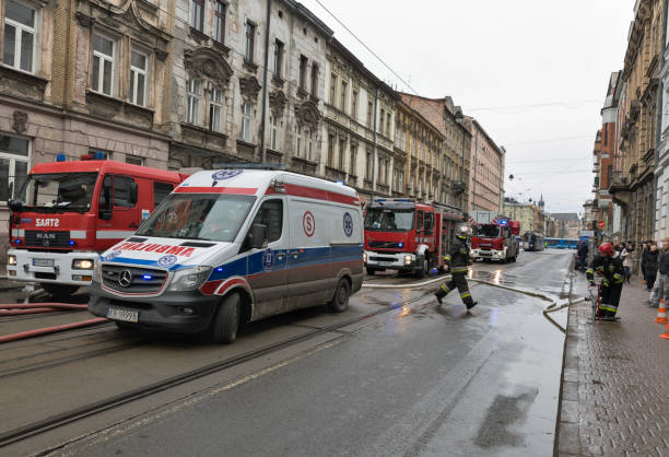 fuego en el centro de cracovia, polonia. - action fire department car men fotografías e imágenes de stock