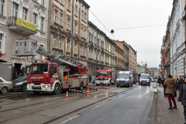 fuego en el centro de cracovia, polonia. - action fire department car men fotografías e imágenes de stock