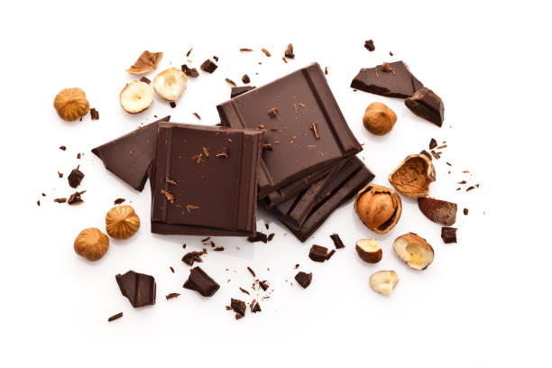 kawałki czekolady i orzechy laskowe wyizolowane na białym tle - chocolate chocolate shaving ingredient food zdjęcia i obrazy z banku zdjęć