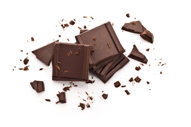 pezzi di cioccolato isolati su sfondo bianco-vista dall'alto - cioccolato fondente foto e immagini stock