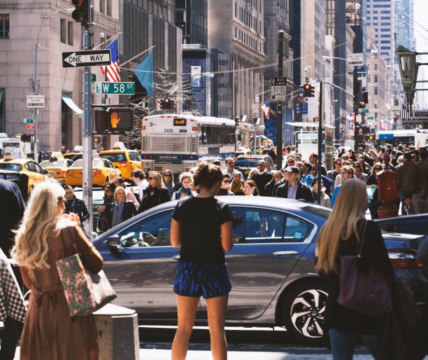 час пик в нью-йорке - walking point of view стоковые фото и изображения
