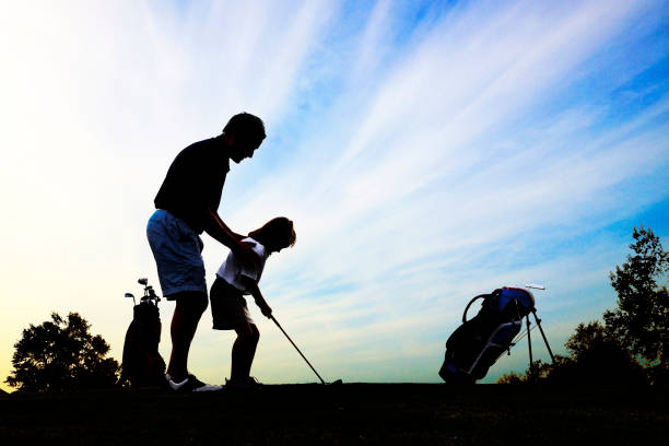 fahter and daughter golf - golf golf swing putting cheerful imagens e fotografias de stock