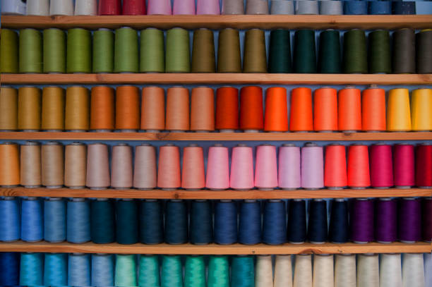 półka z kolorową nici do szycia (kolory tęczy) - textile industry textile wool textile factory zdjęcia i obrazy z banku zdjęć