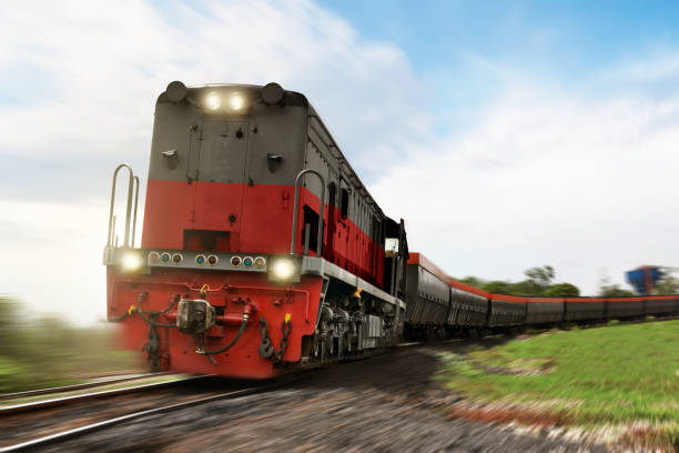 goederentrein locomotief met lading aan boord - goederentrein stockfoto's en -beelden