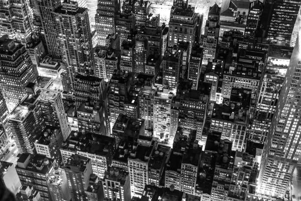 new york city bei nacht in schwarz / weiß - new york city built structure building exterior aerial view stock-fotos und bilder