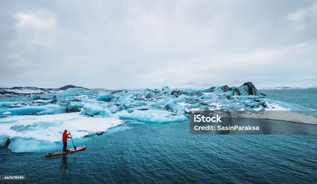 Belle vue sur le lagon glacier des icebergs avec un type de paddle Board (SUP), réchauffement planétaire et concept de changement climatique - Photo de Explorateur libre de droits