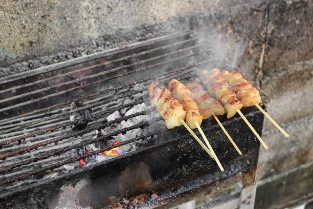 kucharz wieprzowy na grillu bar-b-que w tajskim stylu z ruchem dymu pożarowego - bbq barbque obrazy zdjęcia i obrazy z banku zdjęć