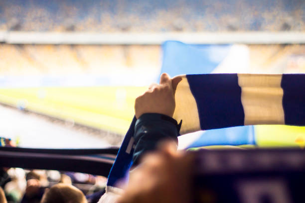 silhuetas e mãos de torcedores em um estádio de futebol - cheering men shouting silhouette - fotografias e filmes do acervo