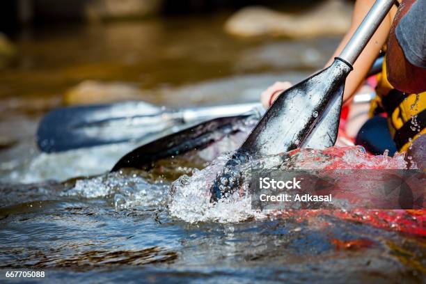 Enfoque Parte De La Persona Joven Son Rafting En Río Foto de stock y más banco de imágenes de Remar