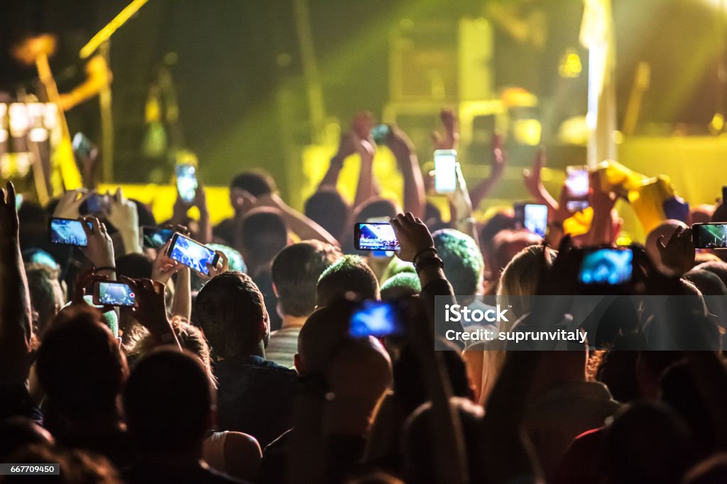 Multitud en concierto y luces del escenario borrosa. - Foto de stock de Multitud libre de derechos