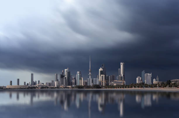longue exposition tir de la ville de koweït skyline pendant une journée nuageux - kuwait city photos et images de collection
