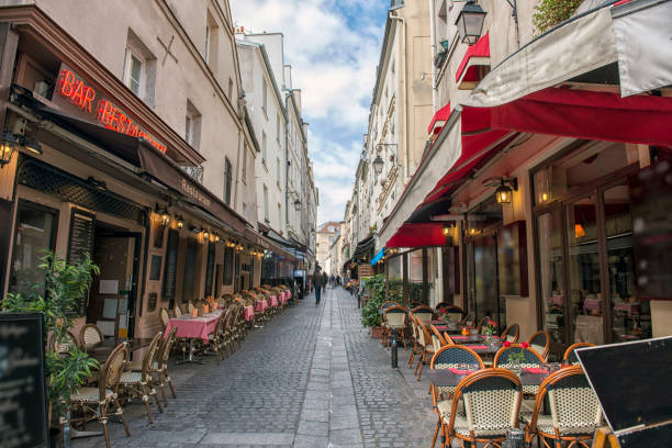 empty dining tables and chairs in paris - paris street imagens e fotografias de stock