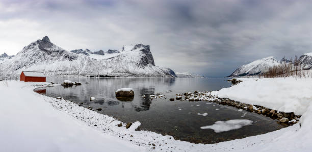 冬の間にノルウェー北部でセニヤ島島のパノラマ ビュー - snow horizon winter shed ストックフォトと画像