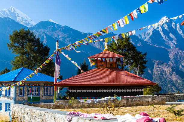 vue du temple bouddhiste décoré dans le village du népal - lukla photos et images de collection