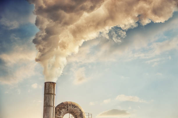 産業用スモークの煙突の上からブルースカイ - dioxin ストックフォトと画像